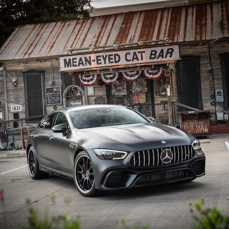 Mercedes-AMG GT 63 S 4MATIC+ 4-TuÌrer CoupeÌ, designo graphitgrau magno; Leder Exklusiv Nappa/Mikrofaser schwarz/gelbe ZiernaÌhte; Kraftstoffverbrauch kombiniert: 11,2 l/100 km; CO2-Emissionen kombiniert: 256 g/km //Mercedes-AMG GT 63 S 4MATIC+ 4-Door Coupe, designo hyacinth red metallic; AMG nappa leather - black/red topstitching; Fuel consumption combined: 11.2 l/100 km; CO2 emissions combined: 256 g/km 