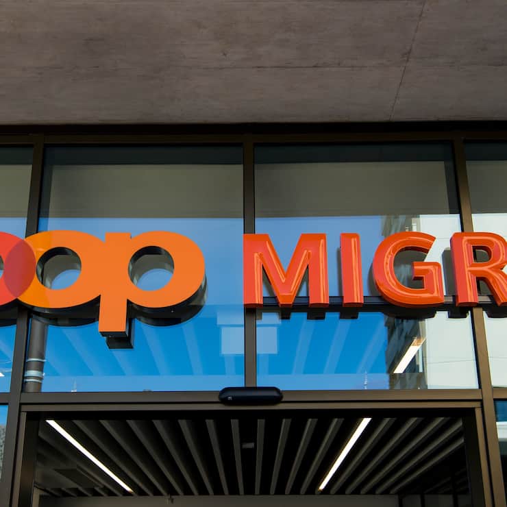 Le logo de la Coop et le logo de la Migros sont  photographies cote a cote sur un batiment commercial commun ce mardi 23 aout 2016 sur la place de la Sallaz a Lausanne. (KEYSTONE/Jean-Christophe Bott)