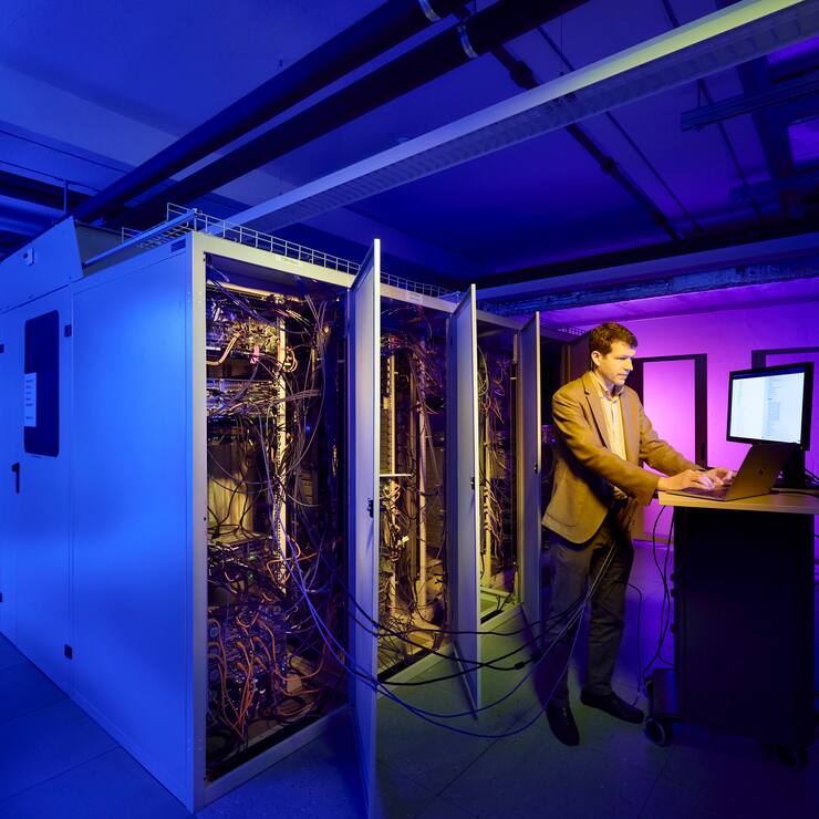 Adrian Perrig, Schweizer Informatiker und Professor an der ETH Zuerich, leitet die Forschungsgruppe Netzwerksicherheit, fotografiert in einem Datacenter der ETH Zuerich am Dienstag, 18. Januar 2022 in Zuerich. (Michael Buholzer fuer Bilanz)