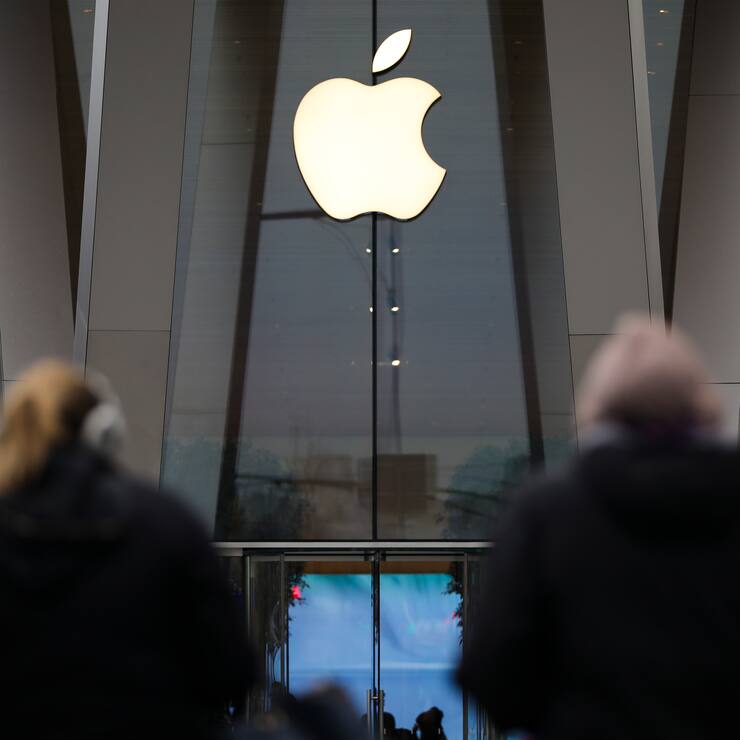 NEW YORK, NY - JANUARY 29: People walk past an Apple retail store in Downtown Brooklyn, January 29, 2019 in New York City. Apple is set to report first-quarter earnings results after U.S. markets close on Tuesday. (Photo by Drew Angerer/Getty Images)