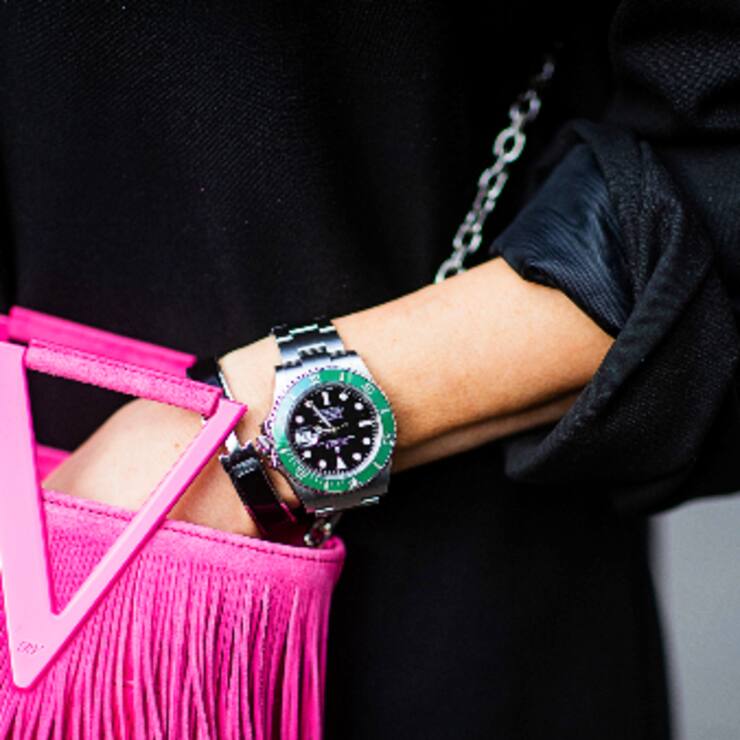 Investitionsgut: Rolex-Uhr am Handgelenk einer Influencerin.