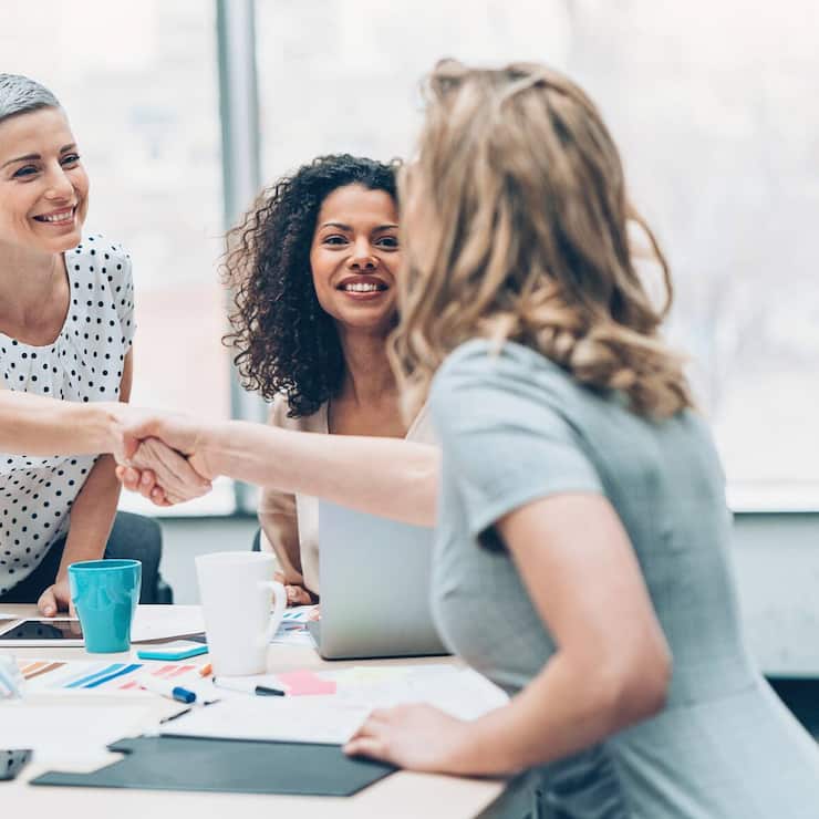 Handshake Buero Kollegen Meeting