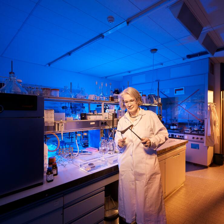 Katharina M. Fromm, Vizerektorin Forschung und Innovation, Universitaet Freiburg posiert in einem Labor mit Teilen eines kuentlichen Hueftgelenks, aufgenommen am Montag, 7. Maerz 2022 in Fribourg.(Michael Buholzer fuer Bilanz)