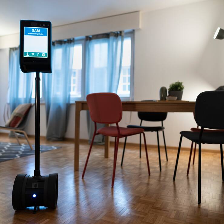 Der Service-Roboter "Sam" der Firma Coding Mind bewegt sich in der moeblierten Wohnung und uebertraegt Live-Bilder an die oertlich versetzte Person, welche den Roboter steuert und auf diese Weise die Wohnung besichtigen kann, fotografiert am 7. April 2021