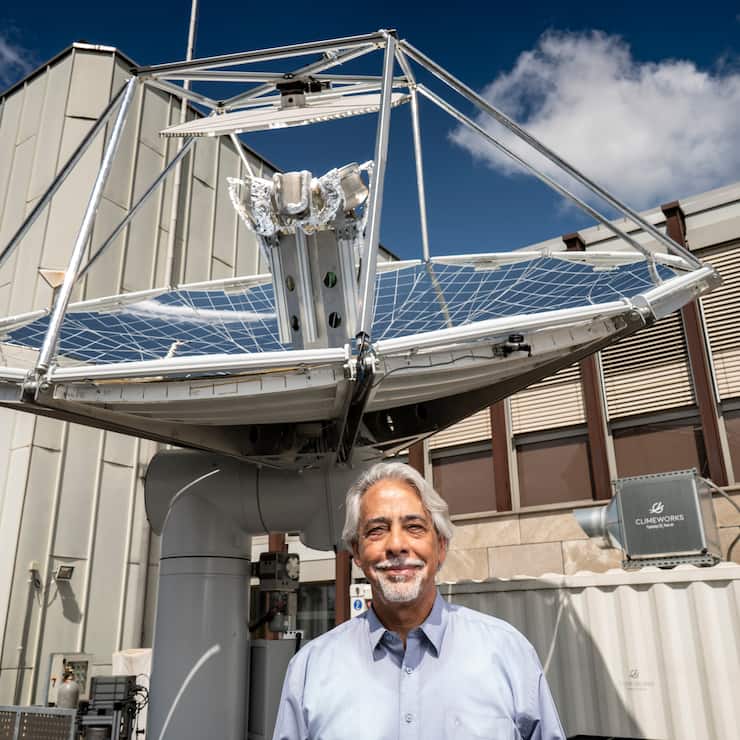 Nachhaltige Energien, Aldo Steinfeld ETH Professor, auf Dach der ETH, vor Reaktor