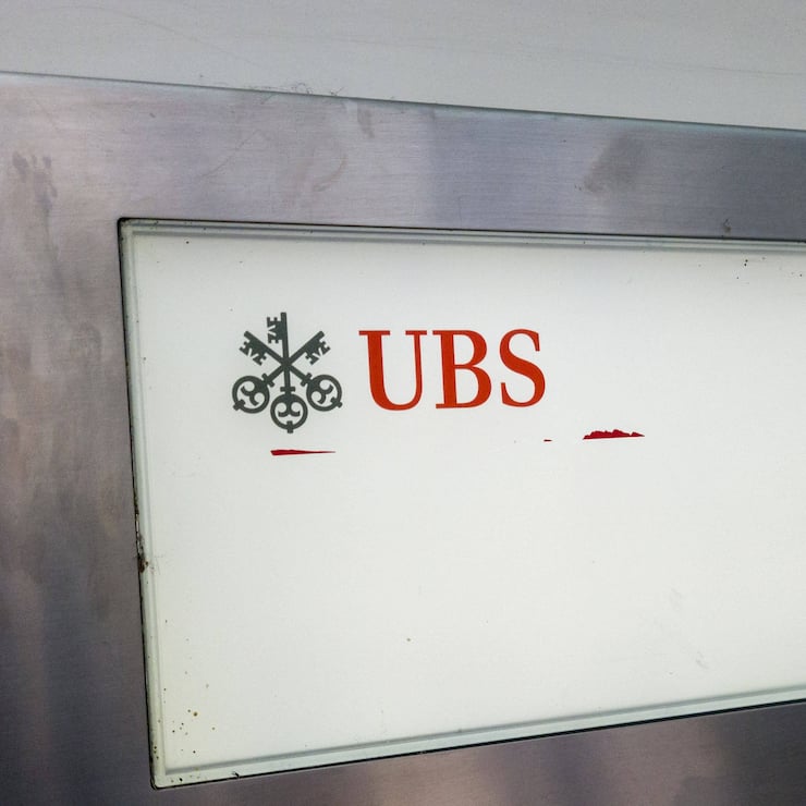 Logo der UBS an einem Bankomat.