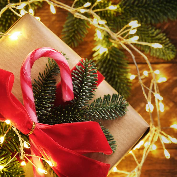 Weihnachtsgeschenk unter dem Christbaum.