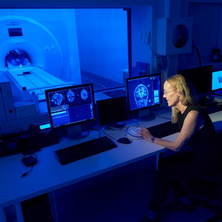 Katharina Henke spricht durch eine Gegensprechanlage waehrend eines Experimentes mit einer Probandin in einem MRT-Scanner am SITEM, beim Inselspital Bern am Mittwoch, 18. August 2021 in Bern.Photo: Michael Buholzer fuer BILANZ