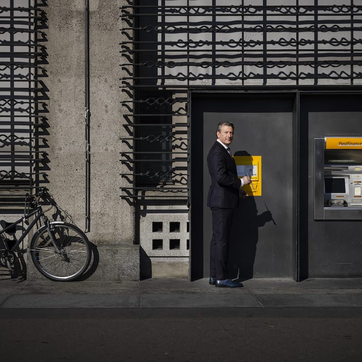 Roberto Cirillo, CEO der Schweizerischen Post wirft einen A-Post Brief in einen Postbriefkasten waehrend er am Freitag, 4. Maerz 2022 bei der Sihlpost in Zuerich fuer ein Portrait posiert. (KEYSTONE/Michael Buholzer)