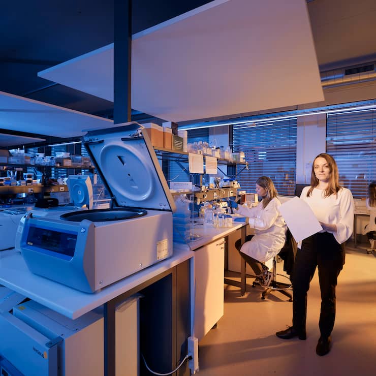 Semira Gonseth Nussle, Chief Medical Officer and Chair of the Board von Genknowme studiert Testergebnisse in einem Labor von Genknowme, am Montag, 11. April 2022 in Lausanne.(Michael Buholzer fuer Bilanz)