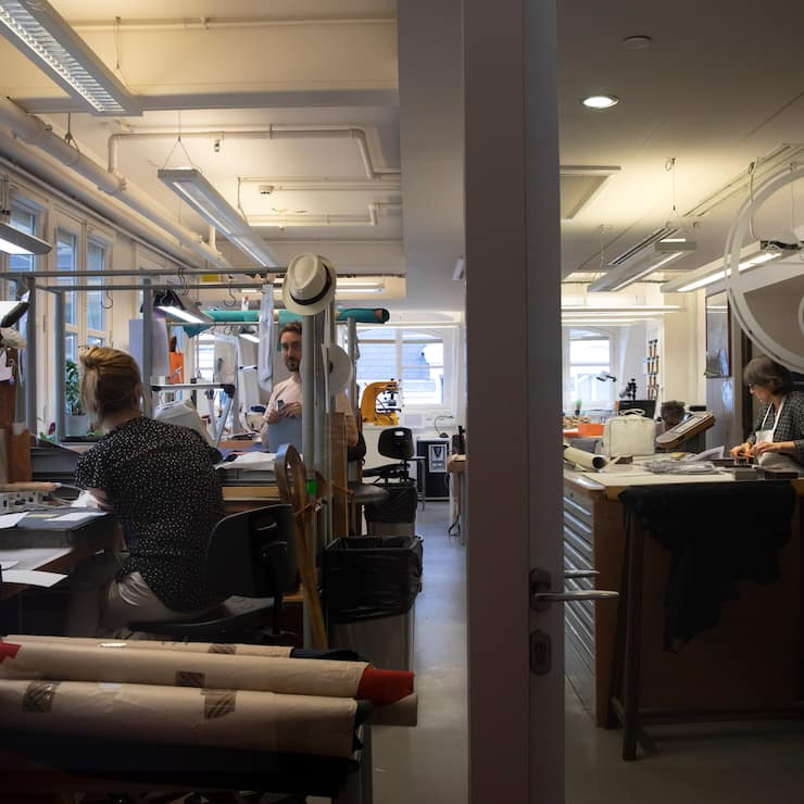 Chez Hermes dans les ateliers du centre de Paris, au cinquiÃ¨me Ã©tage, atelier des "commandes spÃ©ciales".