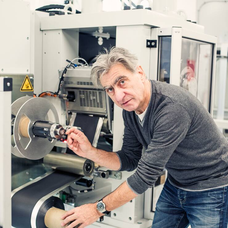 Nick Hayek, CEO von Swatch, in der Batterienfabrik Renata in Itingen BL. Renata produziert Batterien fÃ¼r Uhren und elektronische GerÃ¤te. Vanadium heisst das Wundermittel, das die Welt der Batterien revolutionieren soll und an dem Hayek forscht und produziert.