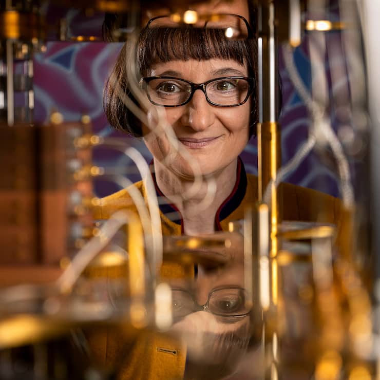 Heike Riel blickt im IBM-Labor in Rüschlikon durch das Innere eines Quantencomputers.