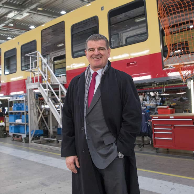 12.02.2019, Berlin: Peter Spuhler, Mehrheitseigner der Stadler Rail AG, steht in seiner Werkshalle der Stadler Rail AG. Foto: Jrg Carstensen/dpa [ Rechtehinweis: picture alliance/Jrg Carstensen/dpa ]