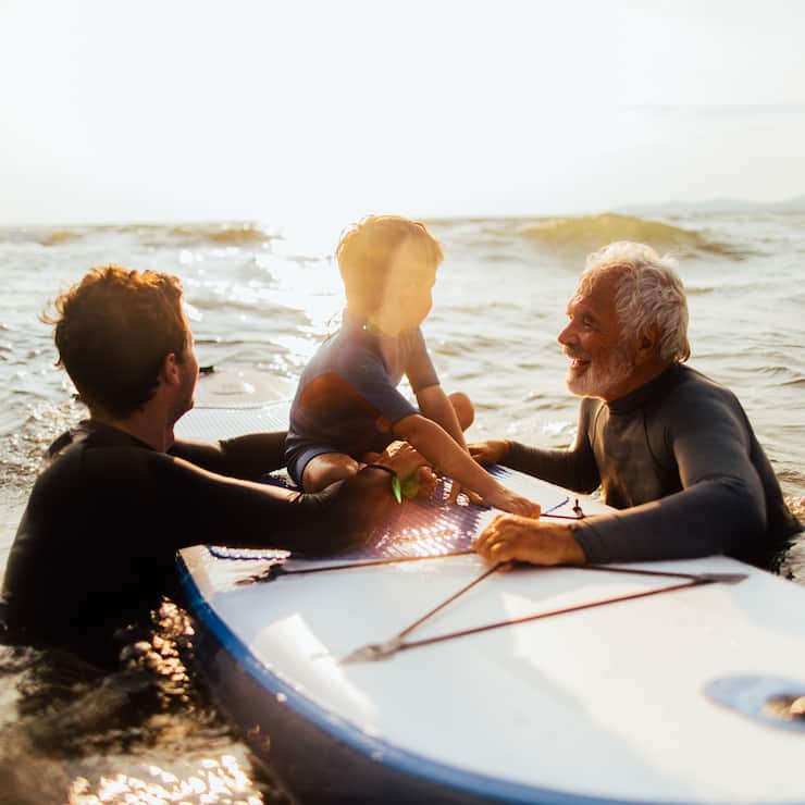 Junge lernt surfen mit Vater und Grossvater