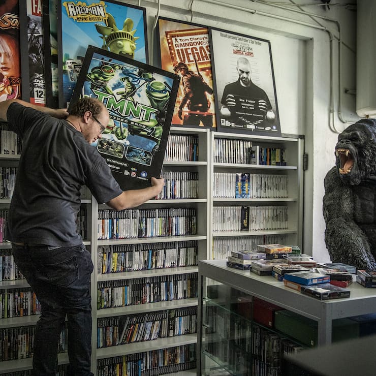 Patrick Wartenweile hantiert mit Videogame-Plakaten