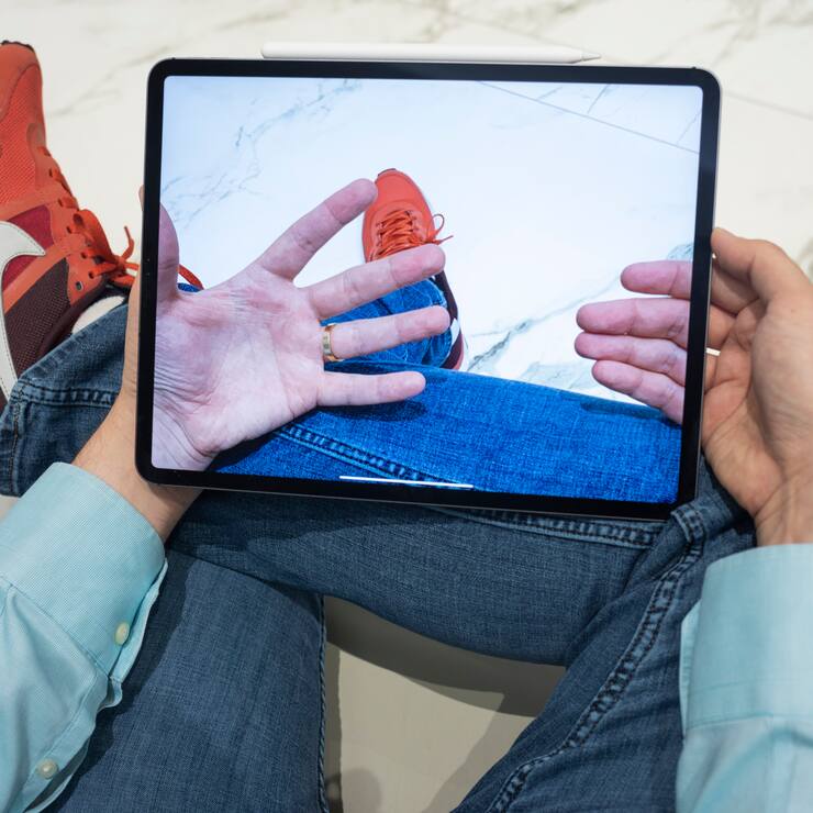 SAN FRANCISCO, UNITED STATES - NOVEMBER 02: Washington Post reporter Geoffrey A. Fowler reviews Apple's newest iPad Pro on Friday, Nov. 2, 2018 in San Francisco. (Photo by John Brecher for The Washington Post via Getty Images)