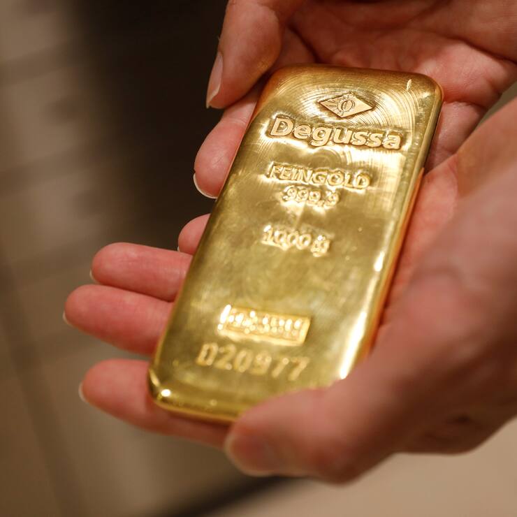 An employee shows a gold bullion bar at Degussa shop in Singapore June 16, 2017. Picture taken June 16, 2017.  REUTERS/Edgar Su - RC1575557C50