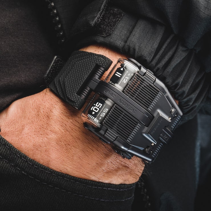 Die Urwerk-Uhr am Handgelenk eines Mannes, Nahaufnahme.