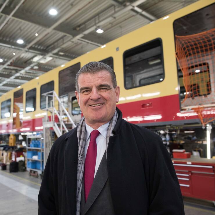 12.02.2019, Berlin: Peter Spuhler, Mehrheitseigner der Stadler Rail AG, steht in seiner Werkshalle der Stadler Rail AG. Foto: Jrg Carstensen/dpa [ Rechtehinweis: picture alliance/Jrg Carstensen/dpa ]