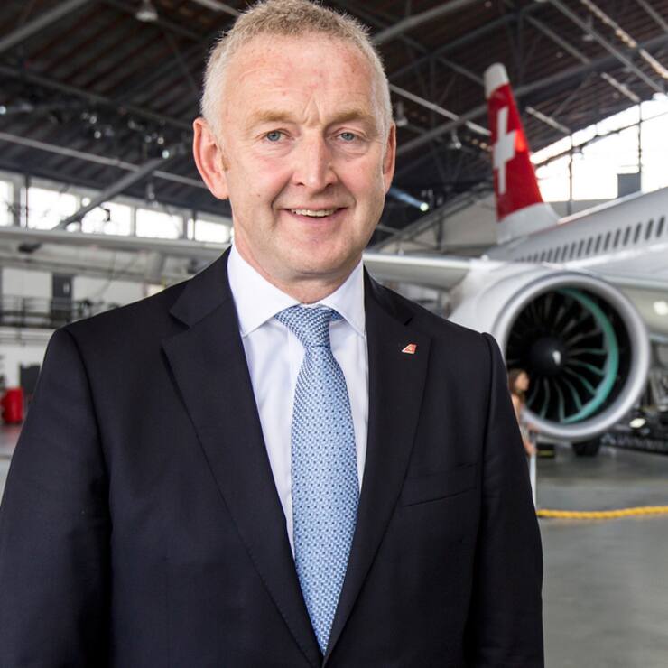 Swiss-CEO Thomas Kluehr posiert vor dem neuen Bombardier C Series Flugzeug. (KEYSTONE/Alexandra Wey)