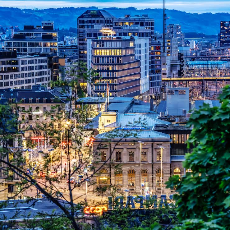Abendlicher Blick über den Hauptbahnhof Zürich und den neuen Stadtteil Europaallee.