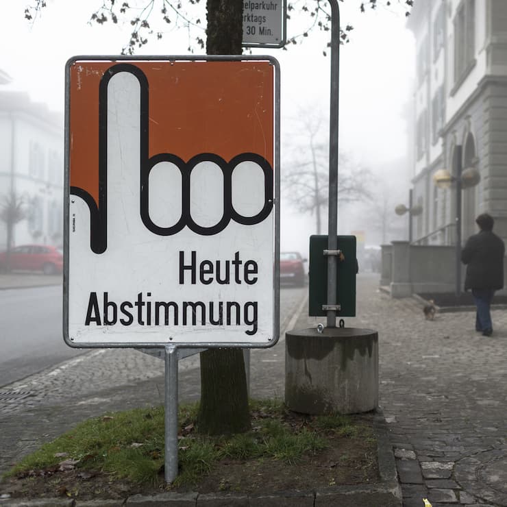 Eine Tafel weist auf die morgigen eidgenoessischen Abstimmungen hin, aufgenommen am Samstag, 29. November 2014, in Herisau. (KEYSTONE/Gian Ehrenzeller(