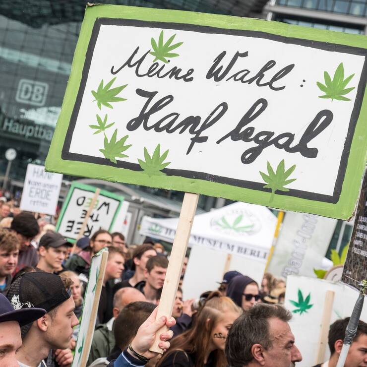 Hanfparade unter dem Motto BREITER KOMMEN WIR WEITER  fÃ¼r die Legalisierung von Cannabis in Berlin   (Photo by T.Seeliger/snapshot-photography/ullstein bild via Getty Images)