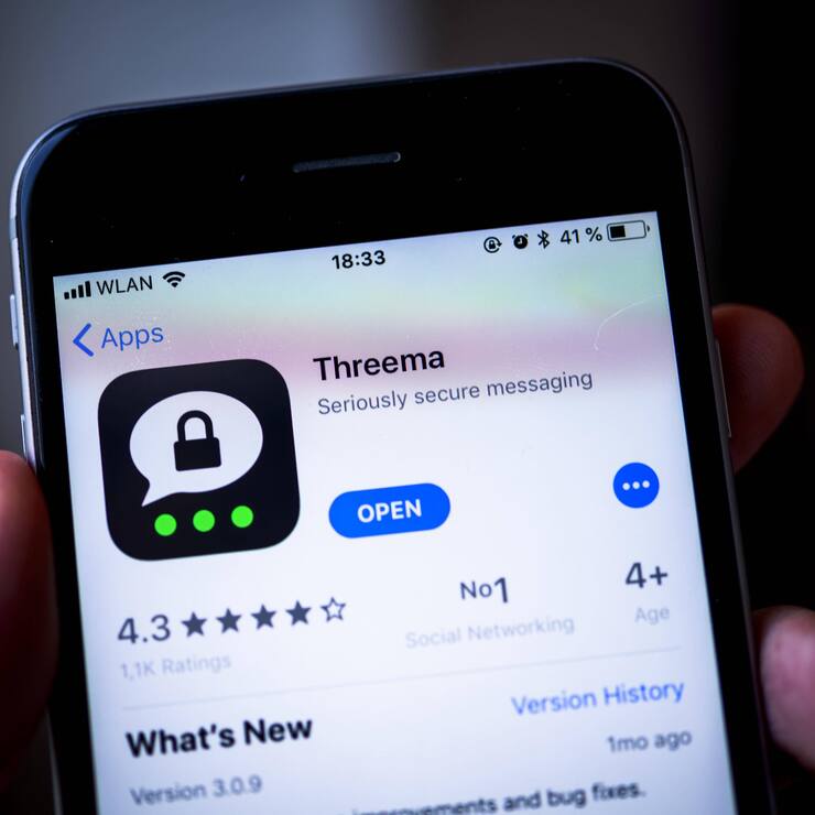 Hand hält iPhone mit Threema, sichere Instant Messenger App, im Apple App Store, App-Icon, Display, iPhone, iOS, Smartphone, Deutschland, Europa *** Hand holding iPhone with Threema secure instant messenger app in the Apple App Store App Icon Display iPhone iOS Smartphone Germany Europe Copyright: imageBROKER/ValentinxWolf iblvfw04728850.jpg Bitte beachten Sie die gesetzlichen Bestimmungen des deutschen Urheberrechtes hinsichtlich der Namensnennung des Fotografen im direkten Umfeld der Veröffentlichung!