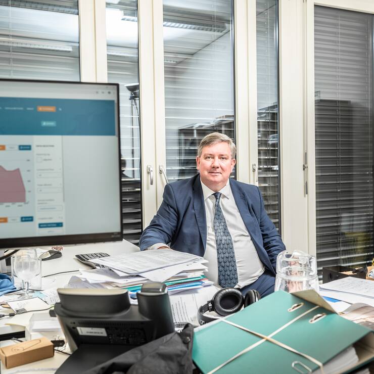 Der Handelsökonom Simon Evenett in seinem Büro an der Universität St. Gallen. Von hier aus leitet er das Programm namens Global Trade Alert.