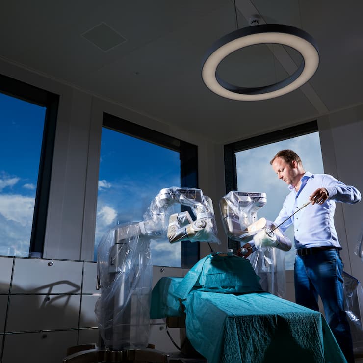 Michael Friedrich, CEO von Distalmotion an einem Dexter Operationsroboter am Firmensitz von Distalmotion am Donnerstag, 24. Juni 2021 in Epalinges, ausserhalb Lausanne, Switzerland.© 2021: Michael Buholzer fr Bilanz