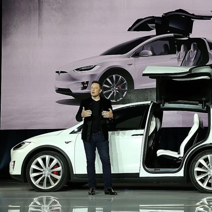 Elon Musk mit dem Tesla Model X