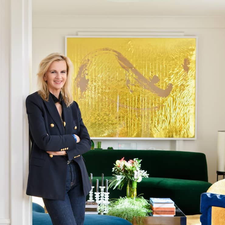 <p>Die Unternehmerin Sabine Parenti in ihrem Salon. Im Hintergrund ein Bild von Pamela Rosenkranz, die 2015 den Schweizer Pavillon an der Biennale von Venedig bespielt hat.</p>