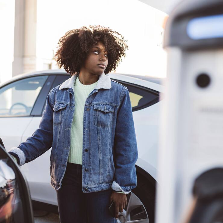 Frau lädt ihr Elektroauto, Energie, Umwelt  (Symbolbild)