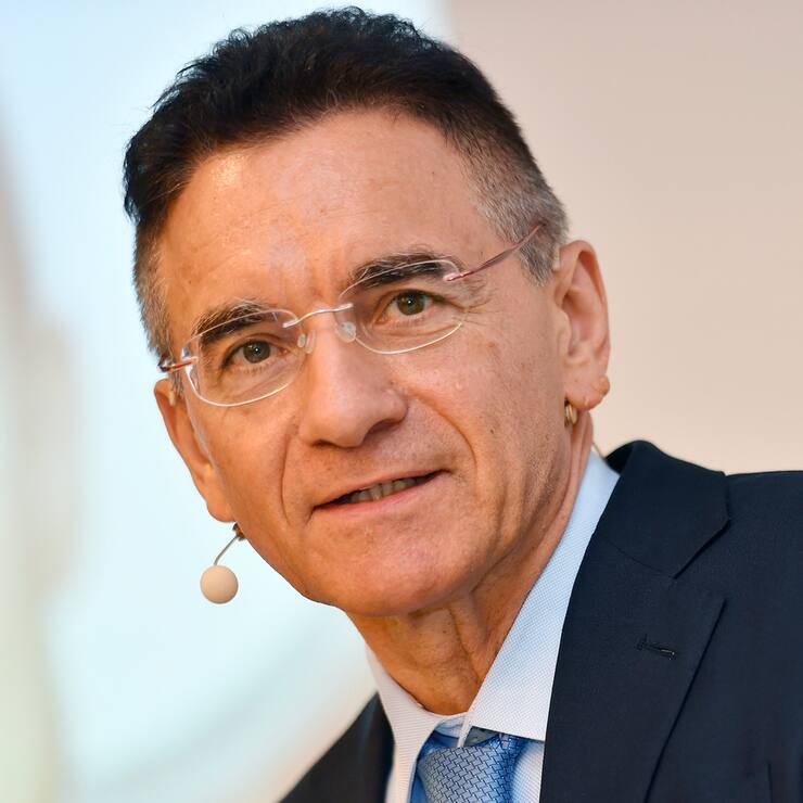 Yves Serra, CEO Georg Fischer AG orientiert an einer Medienkonfrenz in Zuerich am Dienstag, 28. Februar 2017 ueber das vergangene Geschaeftsjahr. Der Umsatz der Georg Fischer AG ist 2016 um drei Prozent gestiegen auf ueber 3,7 Milliarden Franken. Der Betriebsgewinn hat ebenfalls zugenommen, und zwar gleich um 14 Prozent auf 225 Millionen Franken.(KEYSTONE/Walter Bieri)
