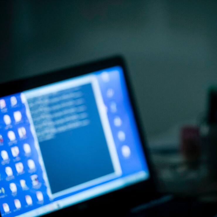Mann an Computer