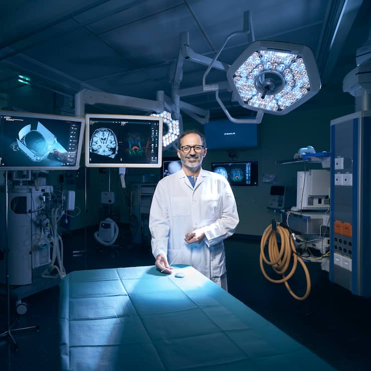 Prof. Dr. Claudio Pollo, Stv. Chefarzt, Leiter funktionelle Neurochirurgie in einem Operationssaal im Inselspital Bern am 10. Juni 2020 in Bern. Photo: Michael Buholzer