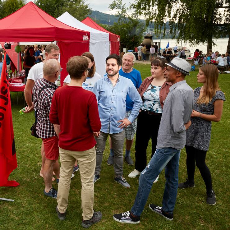 Tennwil 17.8.2019 - Cedric Wermuth, Nationalrat SP AG,mit seinem Wahlkampfteam im Arbeiterstrandbad Tennwil. © Annette Boutellier