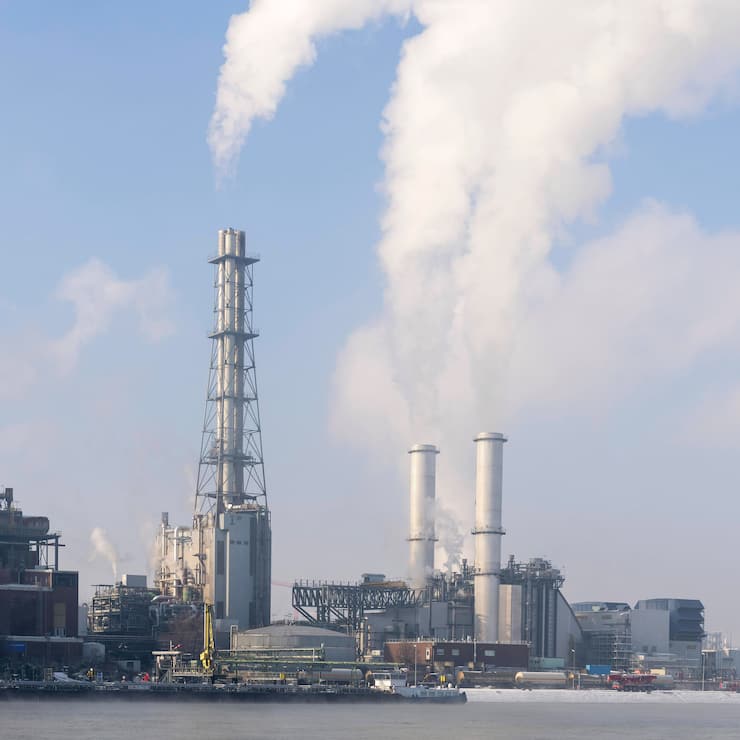 BASF Werksgelände am Rheinufer in Ludwigshafen (2024).