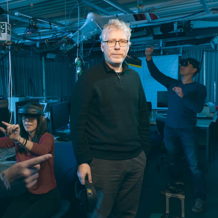 Marc Pollefeys, Professor und Leiter des Instituts fÃ¼r Visual Computing des Departements Informatik der ETH Zuerich, fotografiert mit einer Microsoft HoloLens 2 in einem Labor an der ETH Zuerich am Donnerstag, 23. Januar 2020.Photo: Michael Buholzer
