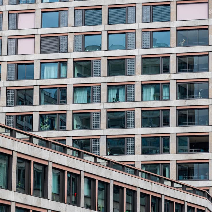 Blick auf die Hausfassade bei Häusern an Europaallee, unweit vom Zürcher Hauptbahnhof.