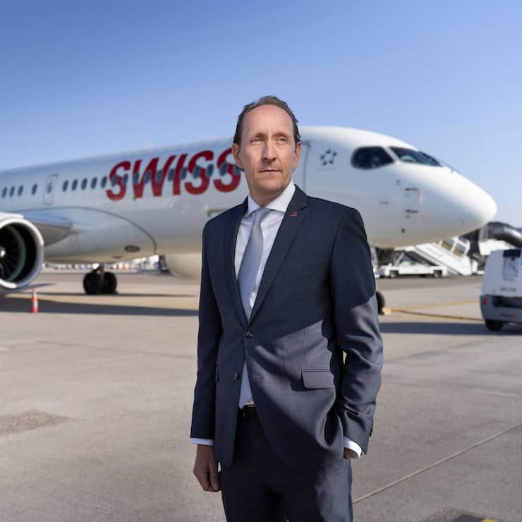 Dieter Vranckx, CEO der Fluggesellschaft SWISS, posiert neben einem Verkehrsflugzeug der SWISS auf dem Rollfeld des Flughafens Zuerich am 28. Oktober 2021 in Kloten, Zuerich.
