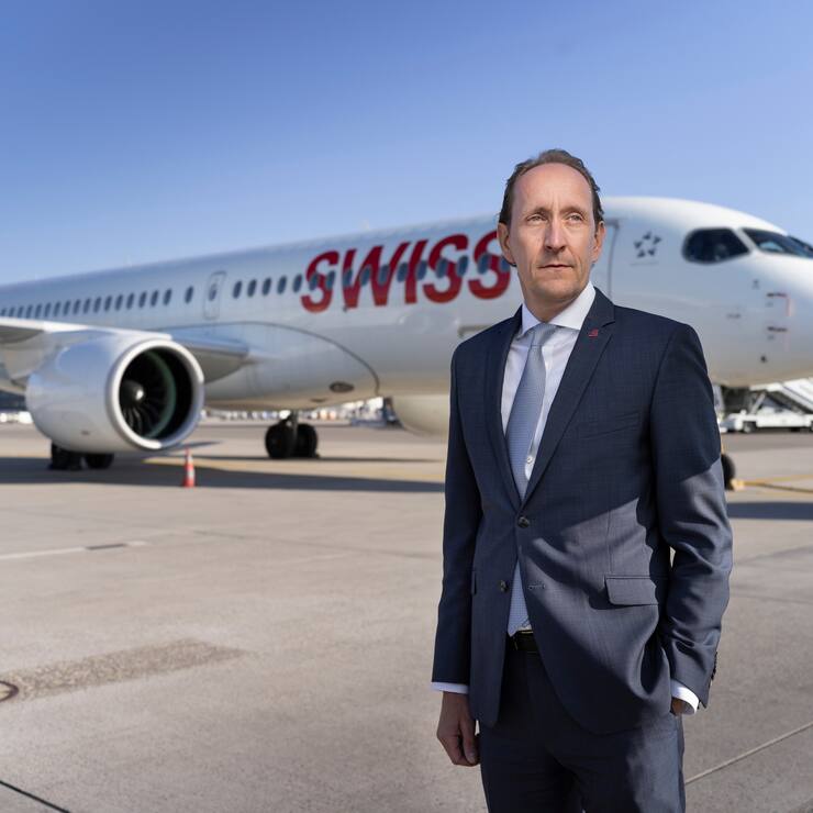 Dieter Vranckx, CEO der Fluggesellschaft SWISS, posiert neben einem Verkehrsflugzeug der SWISS auf dem Rollfeld des Flughafens Zuerich am 28. Oktober 2021 in Kloten, Zuerich. (KEYSTONE/Gaetan Bally)