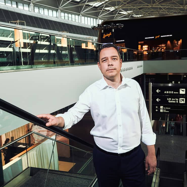 «Hands-on» ist eine häufig ­genannte Eigenschaft des neuen CEO der Flughafen Zürich AG, ­Lukas Brosi. Der Mann packt an.