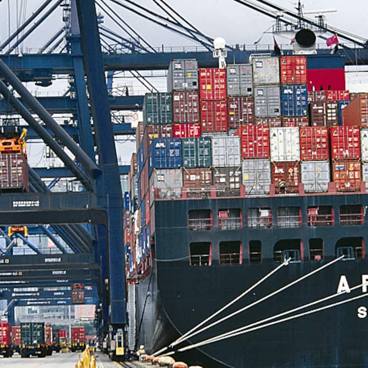 Containerschiff am Quai vertäut.