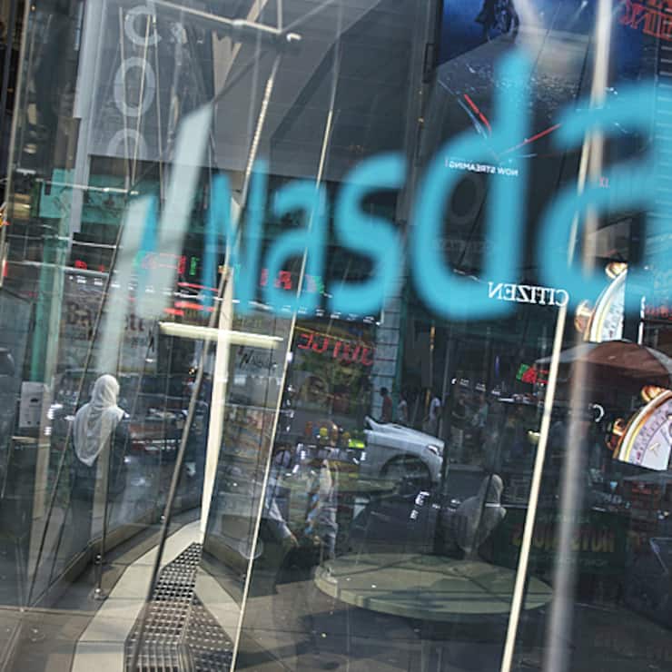 Blick auf ein Schriftzug der Nasdaq in New York.