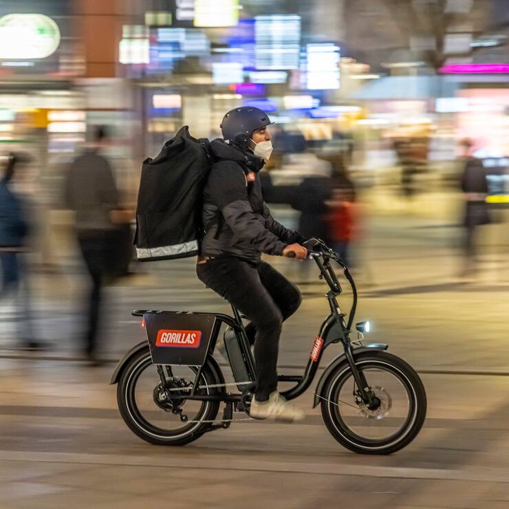 Fahrradkurier des Lieferdienstes Gorillas. Der Lieferservice Gorillas will Angeboten wie Amazons Prime Now Konkurrenz machen. Geliefert wird mit Fahrrad für 1,80 Euro je Bestellung. // 22.03.2021: DEU, Deutschland, Baden-Württemberg, Stuttgart. *** Bicycle courier of the delivery service Gorillas The delivery service Gorillas wants to compete with offers such as Amazons Prime Now Delivered by bicycle for 1.80 euros per order 22 03 2021 DEU, Germany, Baden Württemberg, Stuttgart 