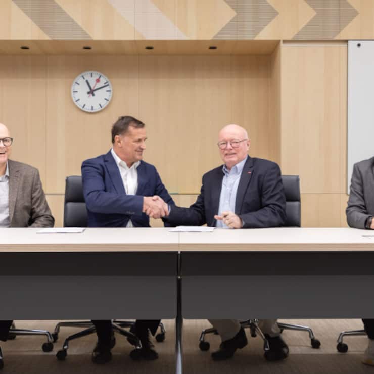 <p>Dieses Foto posteten die Japaner auf der Plattform Linkedin. Darauf zu sehen: SBB-Chef Ducrot (Zweiter von rechts) beim Handschlag mit dem Hitachi-Verantwortlichen.</p>