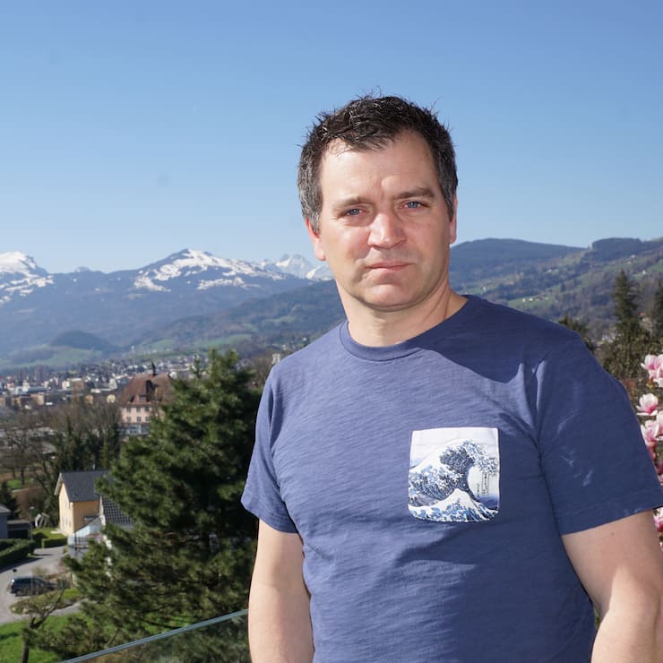 Daniel Graf in Marbach SG wo er aufgewachsen ist mit Hohem Kasten, FÃ¤hnernspitz und SÃ¤ntis im Hintergrund.Bild: Andrea Kobler