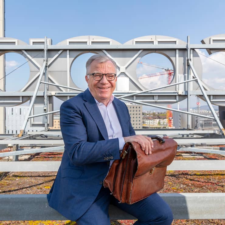 Hans Ueli Loosli scheidender VRP COOP auf dem Dach des Hauptsitzes am Ende seiner Amtszeit mit der Ledertasche die ihn durch die ganze COOP Zeit hindurch begleitet hat.